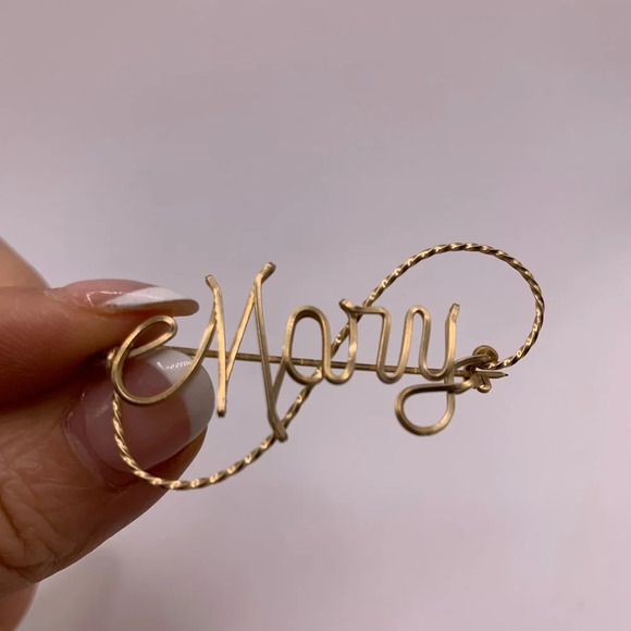 Vintage gold tone “Mary” pin - Picture 4 of 4